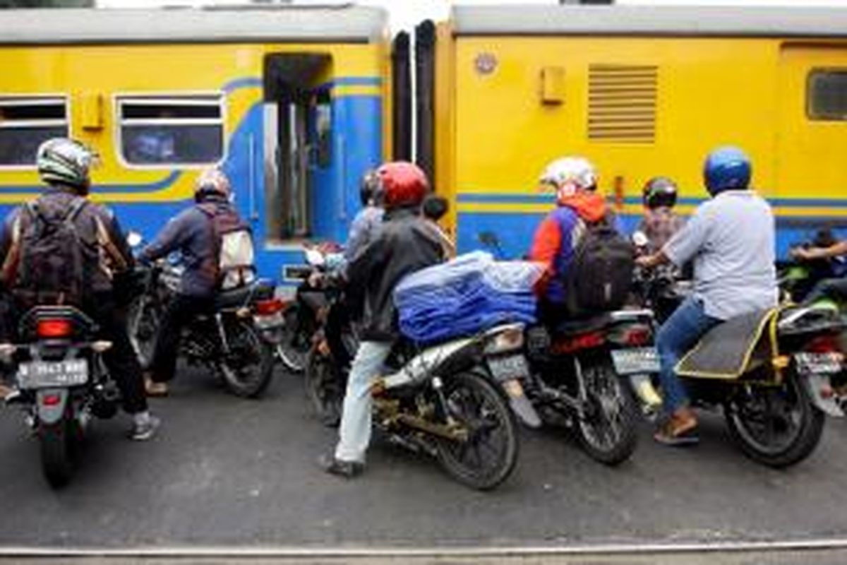 Pengendara motor menerobos palang pintu kereta di kawasan Kemayoran, Jakarta, Rabu (7/11/2012). Minimnya kesadaran keselamatan berkendara membahayakan diri sendiri dan orang lain. 