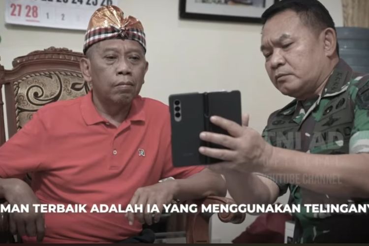 Kepala Staf Angkatan Darat (KSAD) Jenderal Dudung Abdurachman tampak menjenguk komedian Tukul Arwana.