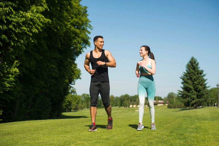 Ilustrasi jogging. Jogging adalah salah satu cara agar kita melakukan aktivitas fisik secara aktif. Kita perlu aktif bergerak paling tidak 150 menit per minggu. Alasan aktivitas fisik ini penting, karena banyak manfaat kesehatan yang bisa kita dapat.