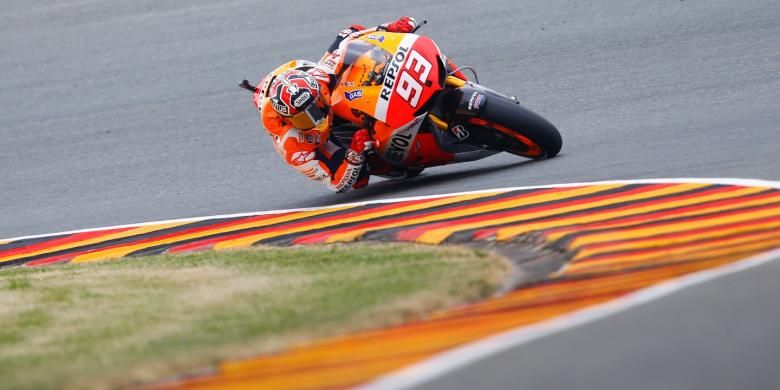 Pebalap Honda asal Spanyol, Marc Marquez memacu motornya pada sesi latihan bebas ketiga GP Jerman di Sirkuit Sachsenring, Sabtu (13/7/2013).