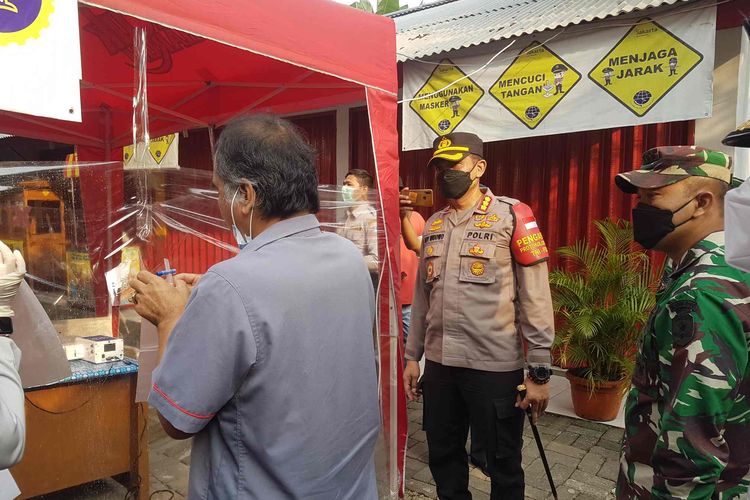 Salah seorang calon penumpang melakukan tes Genose di Terminal Kalideres, Rabu (5/5/2021).