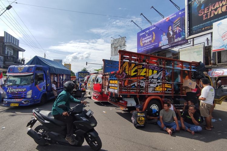 Para opir truk blokade Jalur utama di Simpang Tiga Jarakan Kabupaten Trenggalek Jawa Timur, Kamis (19/06/2025).