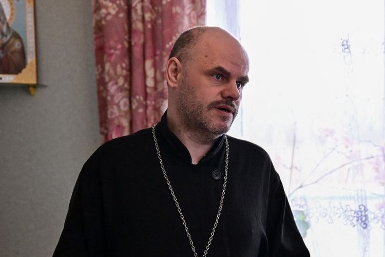 Pastor Ioann Burdin, imam Ortodoks Rusia berusia 50 tahun, menghadiri wawancara AFP di rumahnya di desa Nikolskoye di luar kota Kostroma pada 25 April 2022. 