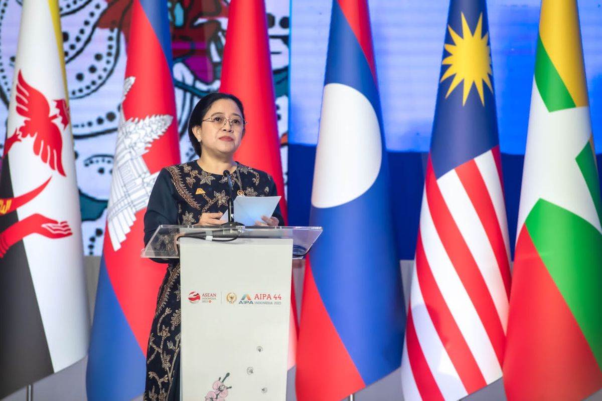 Ketua Dewan Perwakilan Rakyat (DPR) Republik Indonesia (RI) sekaligus Presiden ASEAN Inter Parliamentary Assembly (AIPA) 2023, Puan Maharani resmi menutup rangkaian Sidang Umum AIPA Ke-44 di Hotel Fairmont, Jakarta, Rabu (9/8/2023).
