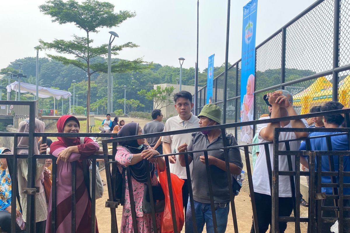 Warga yang menunggu pembagian daging kurban di Masjid Istiqlal meskipun tidak punya kupon, Sabtu (7/6/2025).