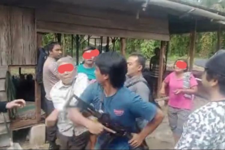 Suasana saat satu keluarga di Labuban Batu mencoba merampas senjata polisi 