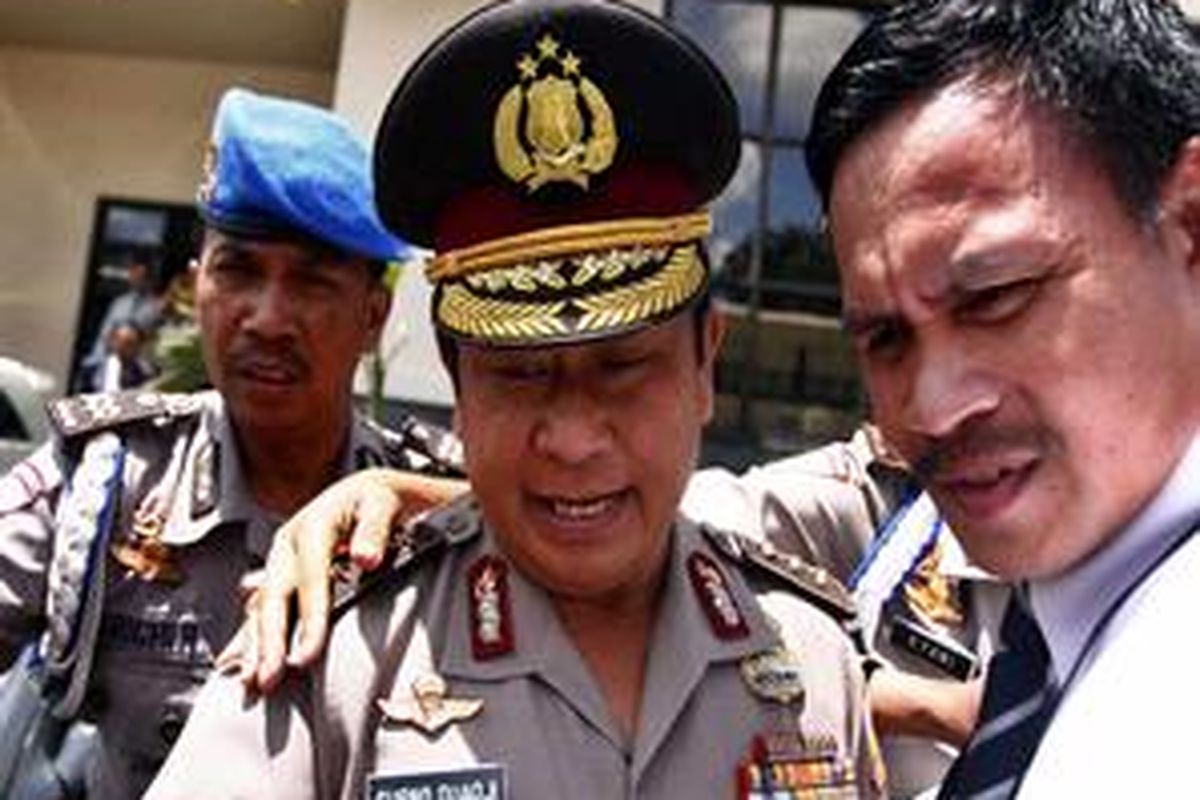 Mantan Kabareskrim, Komjen Pol Susno Duadji usai pemeriksaan yang dilakukan oleh Divisi Profesi dan Pengamanan (Propam) Mabes Polri, Jakarta Selatan, Senin (22/3/2010). Susno menjalani pemeriksaan atas pengakuannya tentang praktek mafia hukum yang terjadi di lingkungan Mabes Polri waktu masih menjabat sebagai Kabareskrim.