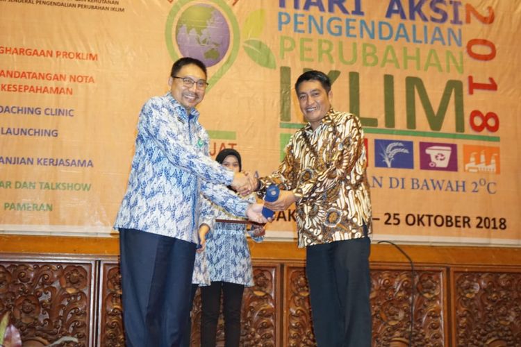 Bupati Magelang Zaenal Arifin (Kanan) menerima penghargaan HAPPI dari Kementerian LHK di Jakarta, berkat penerapan program Kampung Iklim, Rabu (24/10/2018).