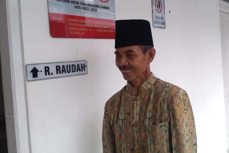KH Supono Mustajab menunjukkan ruang perawatan RSKJ H Mustajab Desa Bungkanel, Kecamatan Karanganyar, Purbalingga, Jawa Tengah, Selasa (14/5/2019)