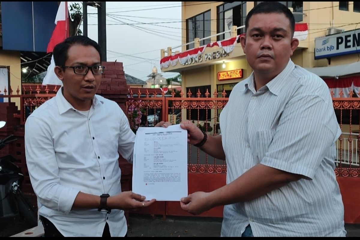 Kuasa Hukum korban Wahidin, dan kuasa hukum tersangka AKP SW menunjukkan lembar akta Van dading atau nota kesepakatan perdamaian, di depan Mapolres Cirebon Kota, Rabu (21/6/2023). Nota ini ditunjukan setelah AKP SW telah membayar ganti rugi uang korban senilai Rp310.000.000
