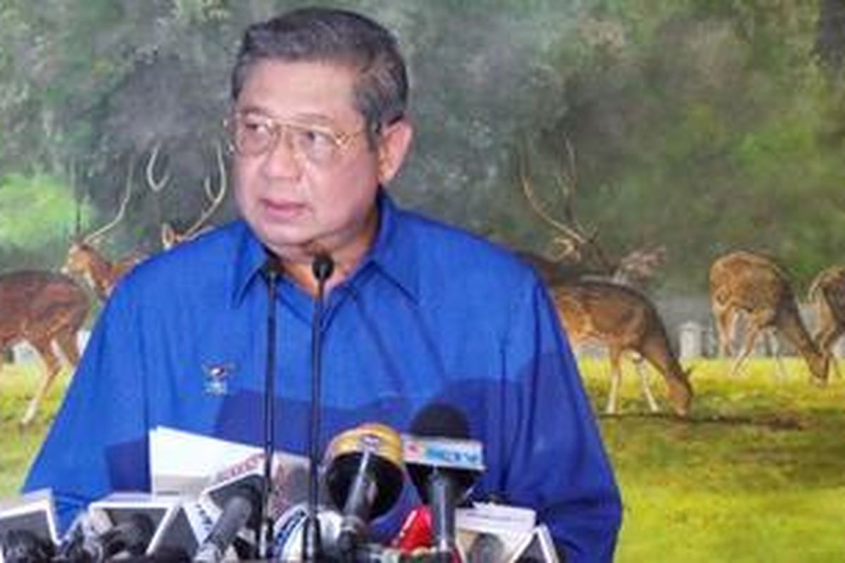 Ketua Dewan Pembina Partai Demokrat Susilo Bambang Yudhoyono berbicara pada konferensi pers di kediamannya, Puri Cikeas, Bogor, Jumat (8/2/2013) malam.