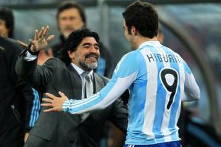 Pemain legendaris Argentina, Diego Maradona (kiri) dan Gonzalo Higuain (kanan). 