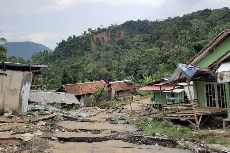 Sejumlah titik longsor dan jembatan putus di Kecamatan Lebakgedong, Kabupaten Lebak setelah banjir bandang menerjang, Rabu (1/1/2020)