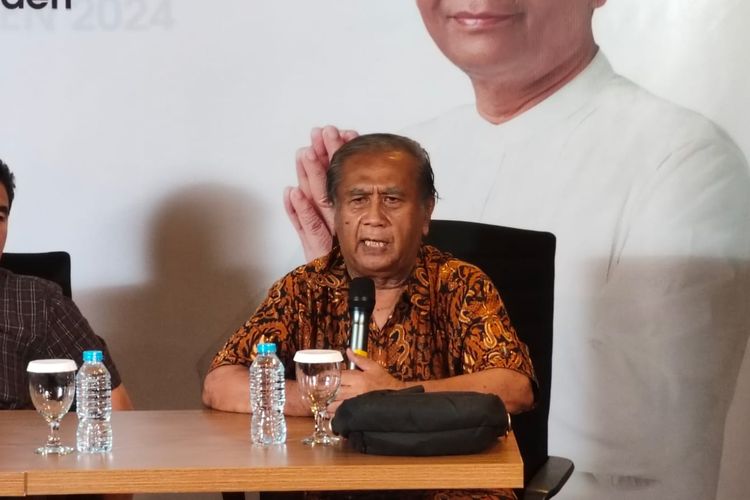 Hakim Konstitusi periode 2003-2008 Maruarar Siahaan dalam konferensi pers di media center TPN Ganjar-Mahfud, Jakarta, Selasa (31/10/2023).