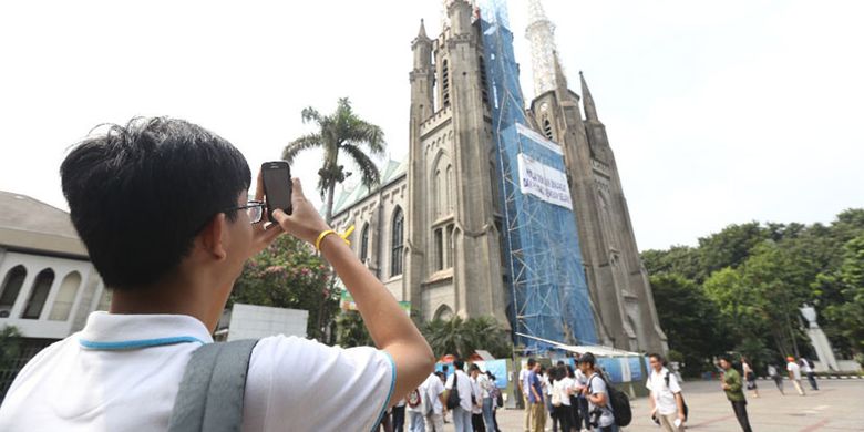 Siswa-siswa sekolah menengah di Jakarta dan sekitarnya mengunjungi Gereja Katedral, Kamis (15/6/2017), dalam kegiatan bertajuk  Wisata Rumah Ibadah. Selain Gereja Katedral mereka juga mengunjungi Gereja Kristen Immanuel, Masjid Istiqlal, Pura Adhitya Jaya Rawamangun, dan Kuil Hoseji.