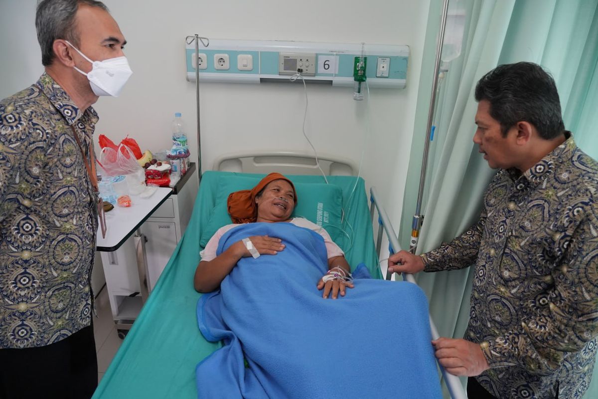 Direktur Utama BPJS Kesehatan Ali Ghufron Mukti menjenguk pasien yang menjadi korban kecelakaan bus di RSU Serpong, Kamis (11/5/2023).