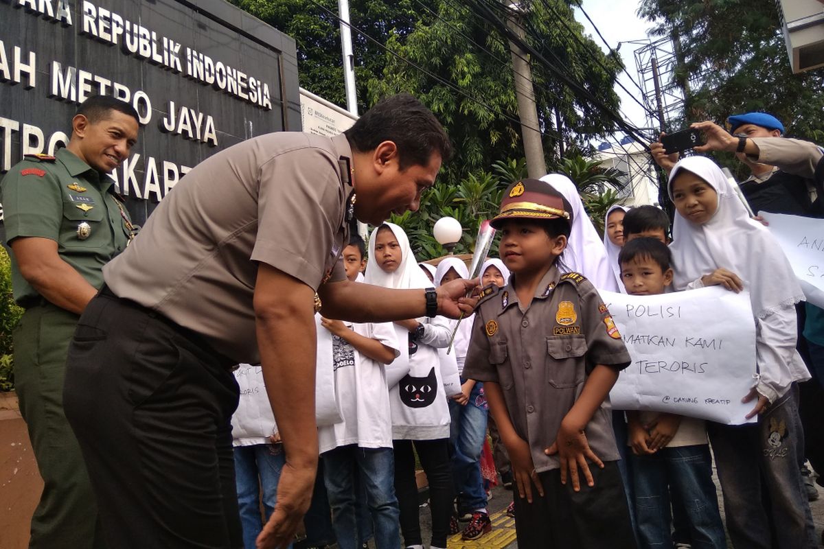 Puluhan anak kecil sambangi Polres Jakarta Timur untuk memberikan semangat hadapi terorisme, Minggu (20/5/2018)