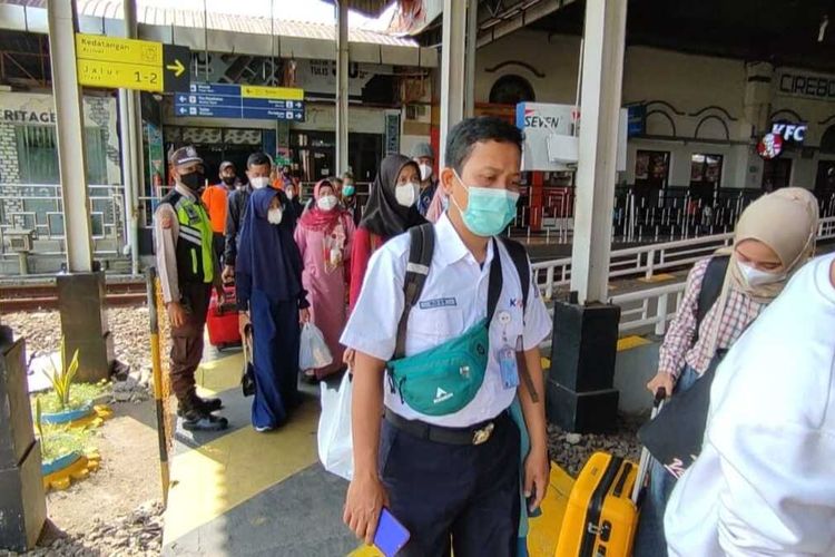 Suprapto, Manager Humas PT KAI Daop 3 Cirebon Suprapto menyampaikan antisipasi lonjakan penumpang di stasiun Kereta Api Kejaksan, Cirebon, Senin (27/6/2022). PT KAI Daop 3 Cirebon menambahkan 4 rangkaian kereta api.