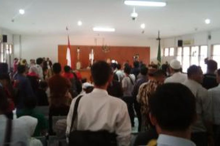 Suasana di ruang sidang pada sidang perdana kepada mantan Bupati Indramayu Irianto MS. Syafiudin di Pengadilan Negeri Bandung, Senin, (26/1/2015), dipenuhi massa pendukung Yance. 
Yance yang kini menjabat sebagai pimpinan DPRD Jawa Barat itu merupakan terdakwa dalam kasus dugaan korupsi proyek pembebasan lahan seluas 82 hektar untuk pembangunan Pembangkit Listrik Tenaga Uap di Sumur Adem tahun 2004, senilai Rp 42 miliar.