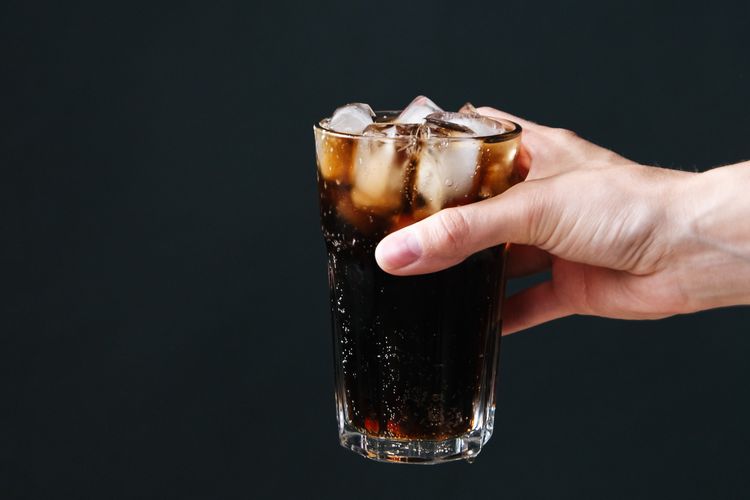 Soda diet -tak sesuai dengan namanya- ternyata adalah salah satu jenis minuman yang harus dihindari jika tak ingin mengalami kenaikan berat badan.