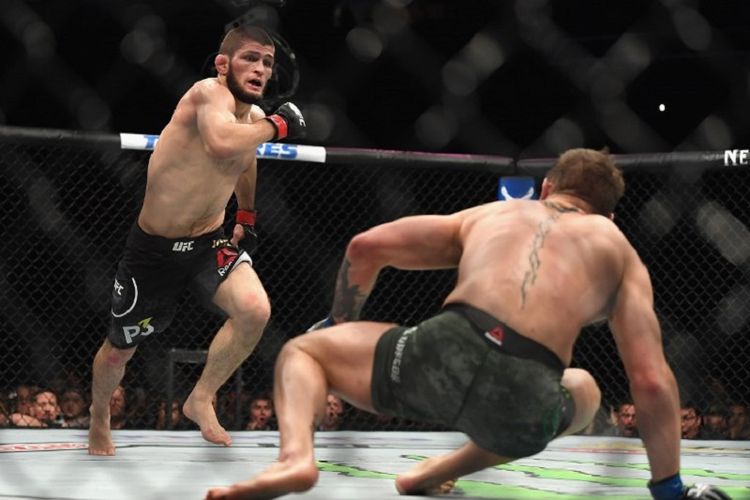 Khabib Nurmagomedov berduel dengan Conor McGregor di T-Mobile Arena, 6 Oktober 2018. 