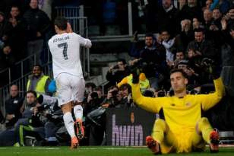 Selebrasi minta maaf Cristiano Ronaldo saat mencetak gol bagi Real Madrid ke gawang Sevilla, Minggu (20/3/2016). 