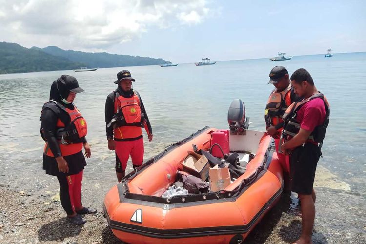 Tim SAR melalukan operasi pencarian kepada salah seorang nelayan yang hilang di Peraiaran Dusun Air Low, Desa Eri, Kecamatan Nusaniwe, Kota Ambon, Sabtu (2/3/2024)