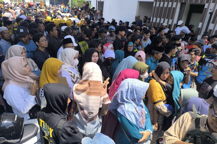 Pulang ke Pamekasan usai Diperiksa KPK, Haji Her Disambut Ribuan Petani Tembakau