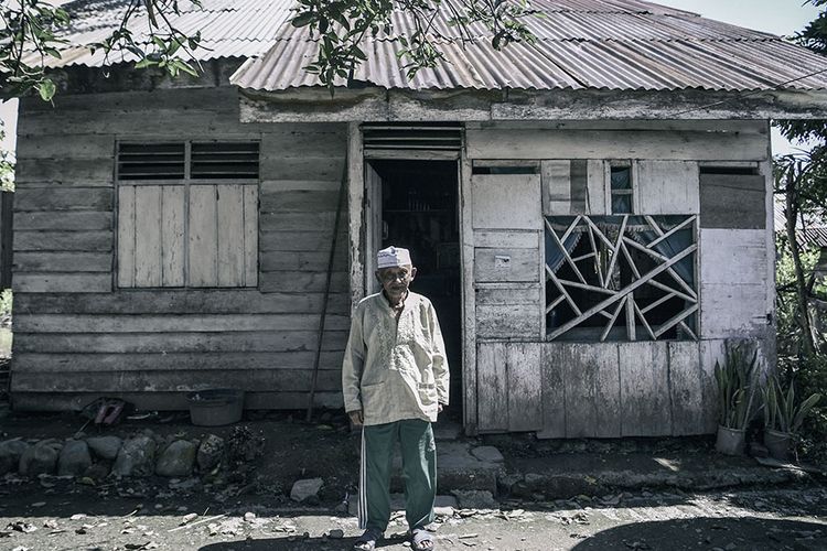 Foto dirilis Kamis (16/5/2019), menunjukkan mantan tahanan politik Solikhin saat berada di depan rumahnya di Pulau Buru, Maluku. Pulau Buru menjadi lokasi tempat pemanfaatan (Tefaat) yang kemudian berubah menjadi Inrehab (Instalasi Rehabilitas) para tahanan politik yang ditangkap pasca-G30S/PKI untuk dimanfaatkan membangun kawasan persawahan.
