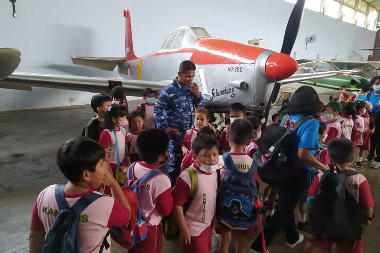 Kapten Tek Dewantoro dari Muspusdirla saat menjelaskan pesawat Sikumbang pada siswa TK Kanisius Sorowajan Bantul DIY di Muspusdirla Yogyakarta, Jumat (17/3/2023).