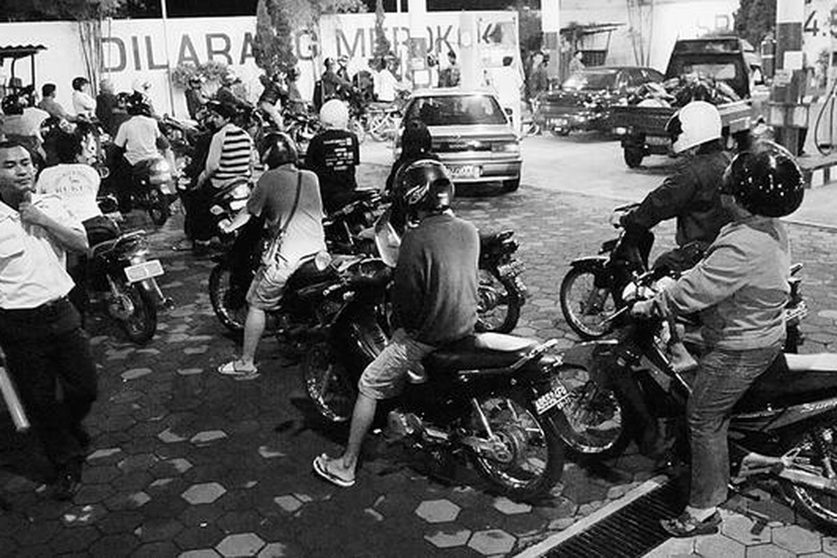 Warga Yogyakarta yang memiliki sepeda motor antre untuk mengisi bahan bakar di SPBU Jalan Kyai Mojo Yogyakarta, Kamis (22/5). Antrean kendaran roda dua ini dipicu isu akan adanya pemberlakukan kenaikan harga BBM pada Jumat (23/5) malam.  