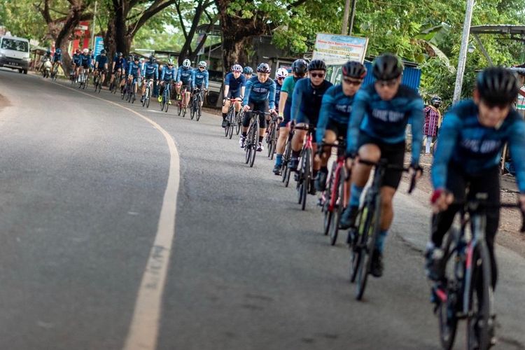 Komunitas Road Bike Oljen CC Makassar, Sulawesi Selatan, membangun ciri khas bersepeda dengan menempuh perjalanan hanya dalam satu hari atau One Day Cycling.

