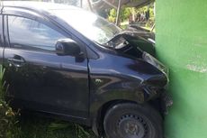 Hindari Kucing Melintas, Mobil Avanza Tabrak Pohon Kelapa dan Kios Warga