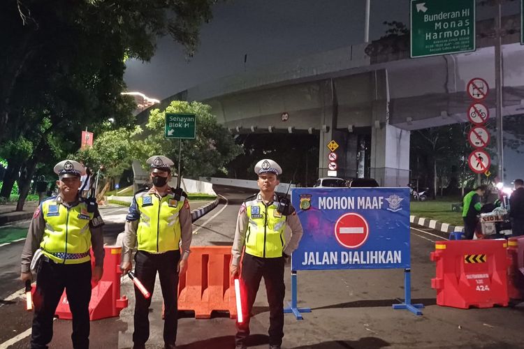 Rekayasa arus lalu lintas di Jalan Gatot Soebroto arah Bundaran Senayan, jelang malam pergantian tahun 2023, Minggu (31/12/2023).