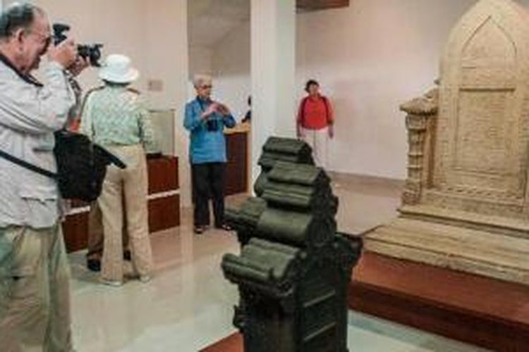 Turis dari kapal pesiar Noble Caledonia yang lego jangkar di lepas Pantai Ulee Lheue mengunjungi Museum Aceh, Banda Aceh, Kamis (6/2/2014). Sebanyak 120 turis dari kapal tersebut melakukan city tour mengunjungi sejumlah situs sejarah dan tsunami di Kota Banda Aceh selama enam jam. Tahun 2013 hingga Februari 2014 tercatat 16 kapal pesiar singgah di perairan Aceh dengan kapasitas 120 hingga 500 penumpang.