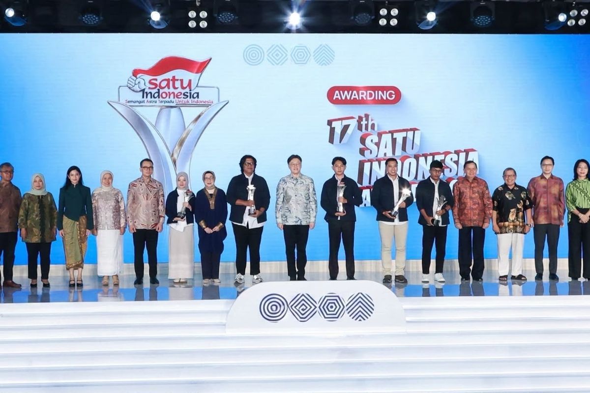 Presiden Direktur Astra Rudy (kedelapan kanan) dan Chief of Corporate Affairs Astra Boy Kelana Soebroto (kiri) berfoto bersama dewan juri dan Penerima Apresiasi 17th SATU Indonesia Awards 2026 di Menara Astra, Jakarta, Rabu (28/10). Penjurian dilakukan oleh 10 juri lintas bidang.
