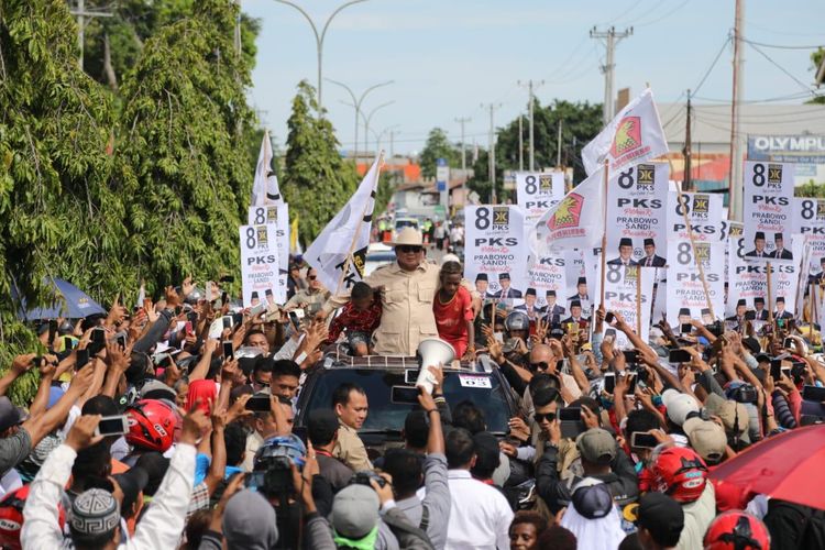 Calon presiden nomor urut 02 Prabowo Subianto saat berkampanye di lapangan Mandala, Kabupaten Merauke, Papua, Senin (25/3/2019).