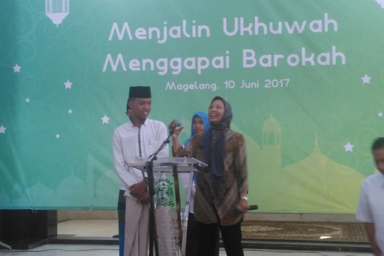 Menteri BUMN Rini Soemarno saat memberikan kuis kepada santri di Ponpes API Asri Tegalrejo Magelang Jateng, Sabtu (10/6/2017).