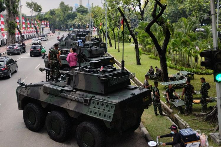 Sebanyak 63 alutsista dipamerkan di sekitar Istana Kepresidenan Jakarta dalam rangka menyambut HUT ke-77 TNI, Selasa (4/10/2022).