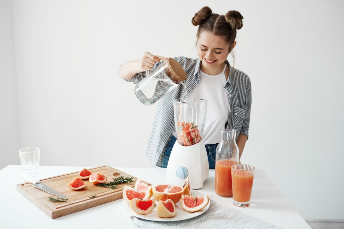 Ilustrasi membuat jus dengan blender. 