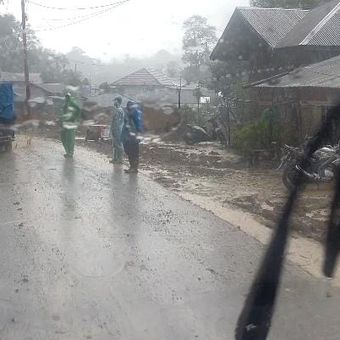 Tim Kompas.com menyalurkan bantuan untuk korban bencana banjir dan longsor di Kabupaten Tapanuli Tengah, Sumatera Utara, Rabu (17/12/2025).