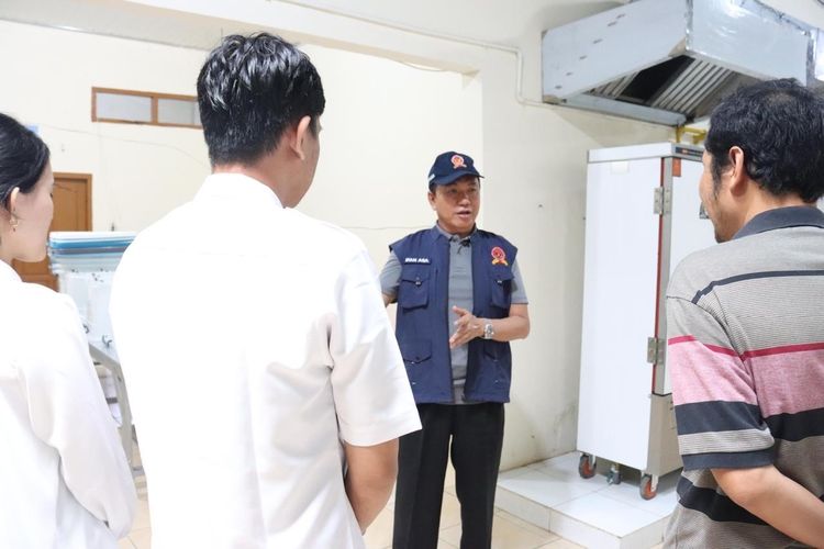 Ketua KPPU M. Fanshurullah Asa (Ifan) saat meninjau langsung salah satu SPPG di Bandar Lampung, Sabtu (26/7/2025).