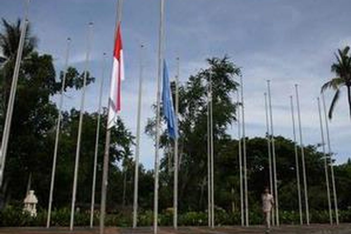 Bendera PBB berwarna biru dikibarkan bersama bendera merah putih di arena konvensi Nusa Dua