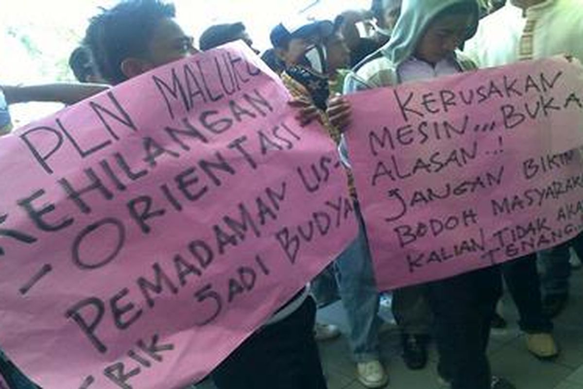Aliansi mahasiswa IAIN Ambon memprotes pemadaman listrik di kantor PT PLN Wilayah Maluku dan Maluku Utara, Selasa (26/1/2010).