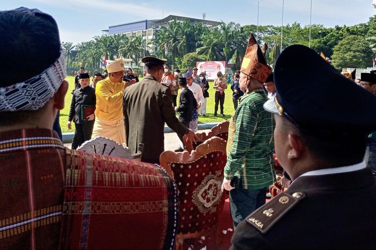 Wali Kota Medan Bobby Nasution menyalami hadirin dan tamu undangan usai menjadi inspektur upacara peringatan HUT Kota Medan ke-432 di Stadion Mini USU, Jumat (1/7/2022)