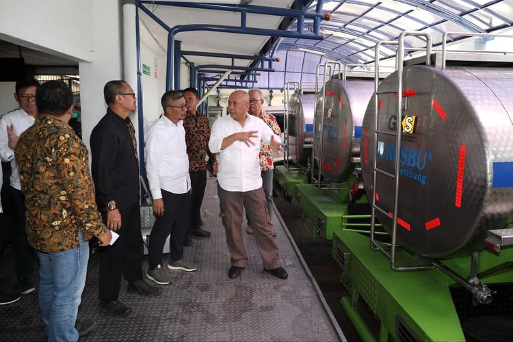 Menteri Koperasi dan UKM Teten Masduki meninjau Koperasi Peternak Sapi Bandung Utara (KPSBU) di Lembang, Bandung, Selasa (24/12/2019).
