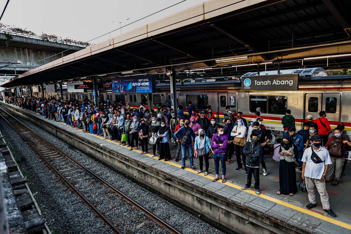 Penumpang meggunakan masker saat menunggu kedatangan Kereta Rel Listrik (KRL) di Stasiun Tanah Abang, Jakarta Pusat, Senin (3/8/2020). PT Kereta Commuter Indonesia (KCI) mencatat ada kenaikan jumlah penumpang di beberapa stasiun KRL Jabodetabek pada hari ini. Senin (3/8) pukul 07.00 WIB, total keseluruhan pengguna KRL mencapai 71.325 orang.