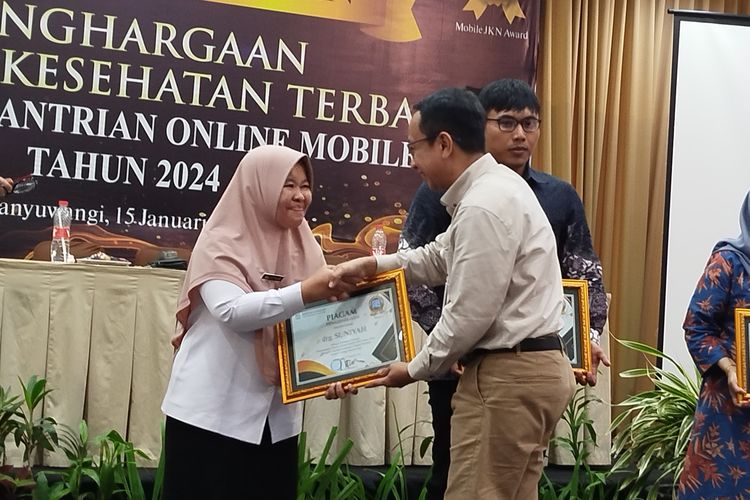 drg Suniyah menerima penghargaan dari BPJS Kesehatan di Hotel Santika Banyuwangi, Rabu (15/1/2025). 