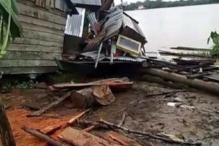 Kondisi rumah warga yang tertabrak kapal tongkang di alur sungai Batanghari, Jambi.