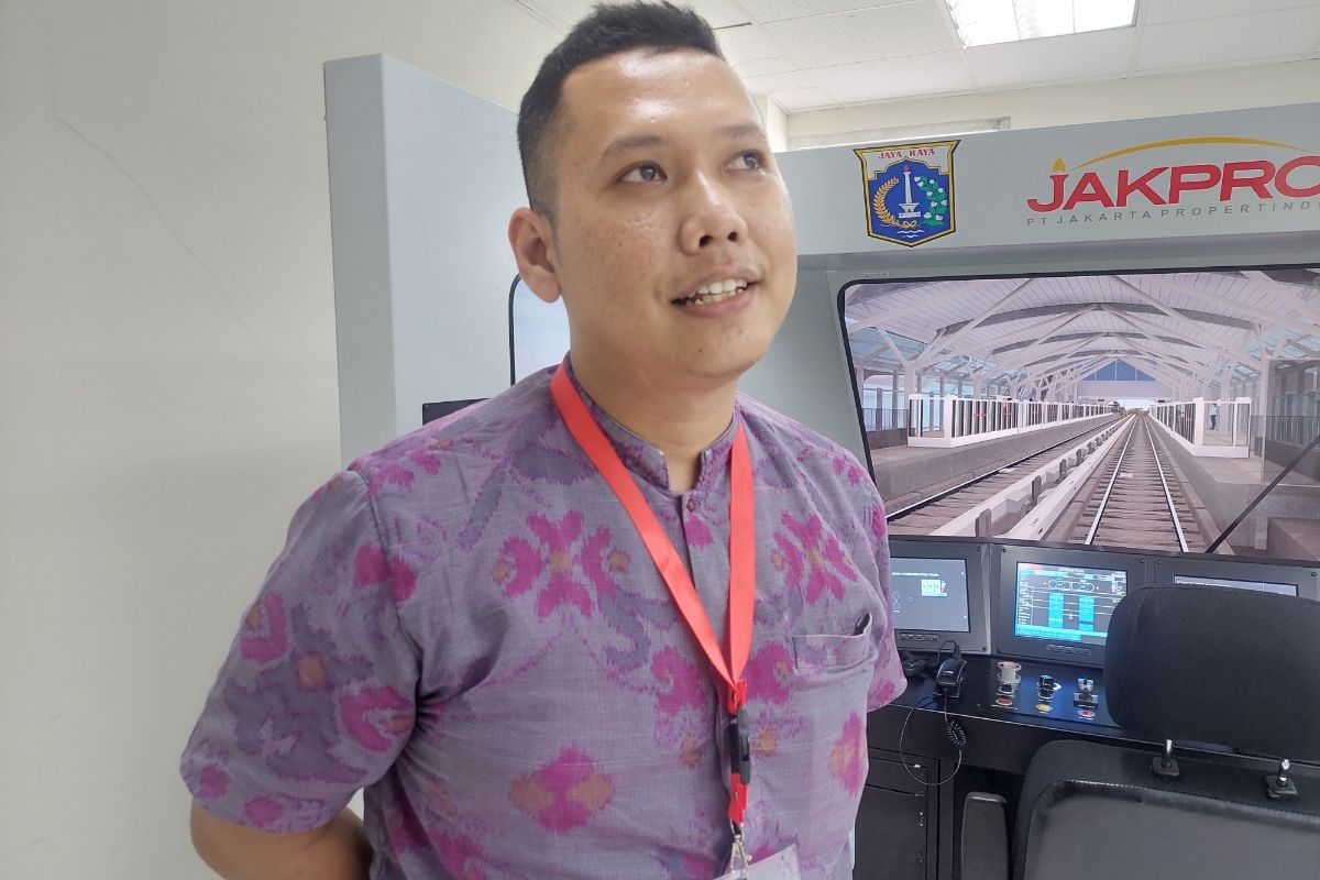 Ade Rahman (26), salah satu peserta lomba simulasi mengemudikan kereta (train simulator) LRT Jakarta di Stasiun Pegangsaan Dua, Jakarta Utara, Kamis (22/6/2023).